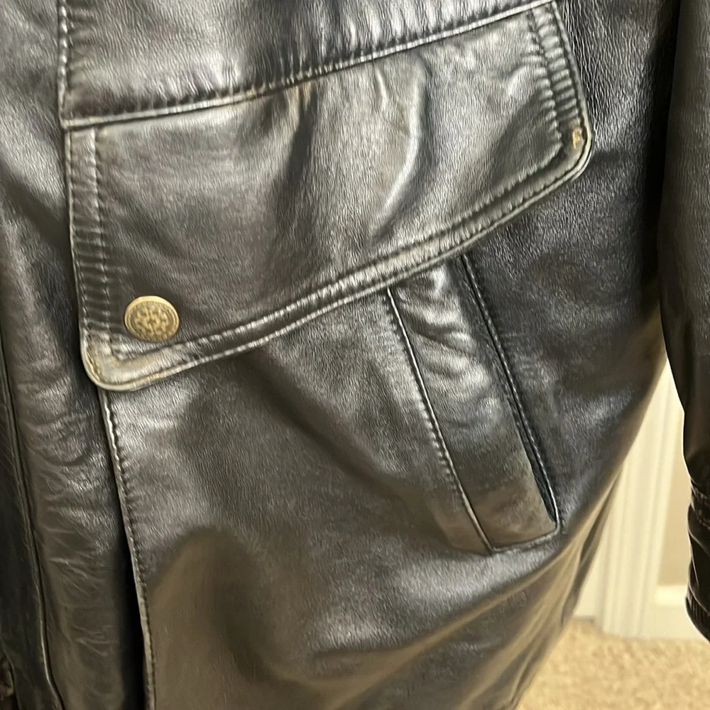 Vintage men’s SZ sm black leather coat w/fur trim hood.  Hits below the hips.